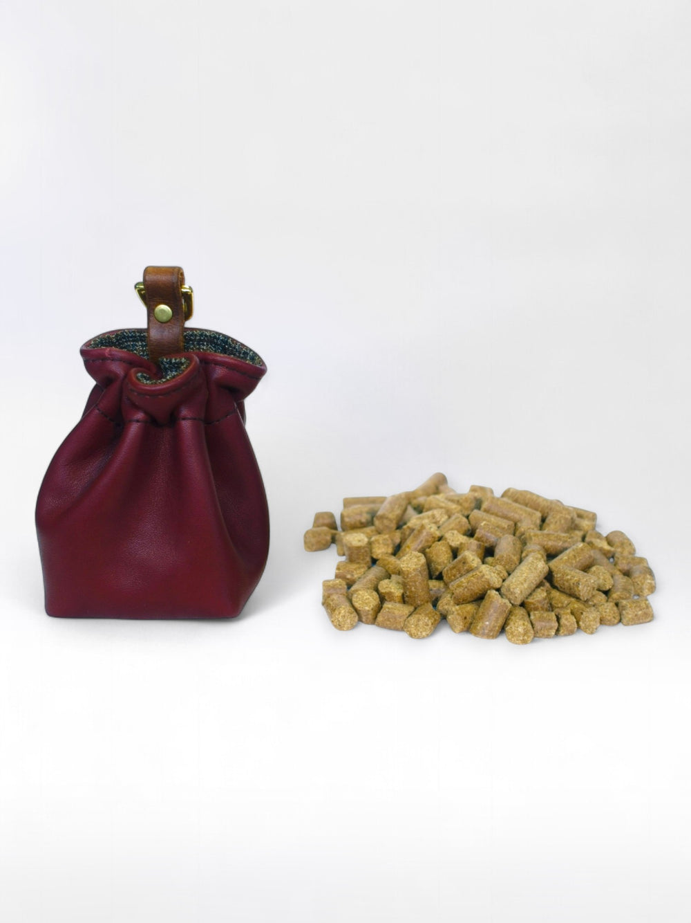 Handgefertigter Futterbeutel aus Echtleder