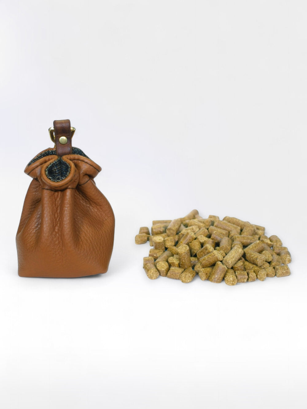 Handgefertigter Futterbeutel aus Echtleder