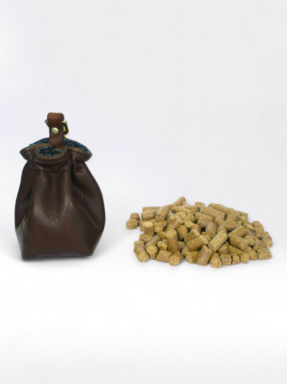 Handgefertigter Futterbeutel aus Echtleder