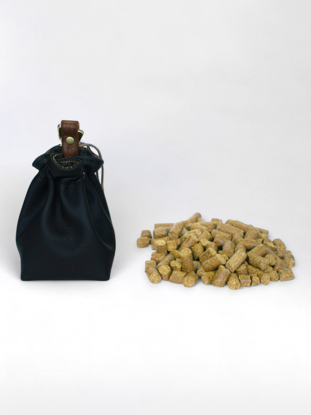 Handgefertigter Futterbeutel aus Echtleder