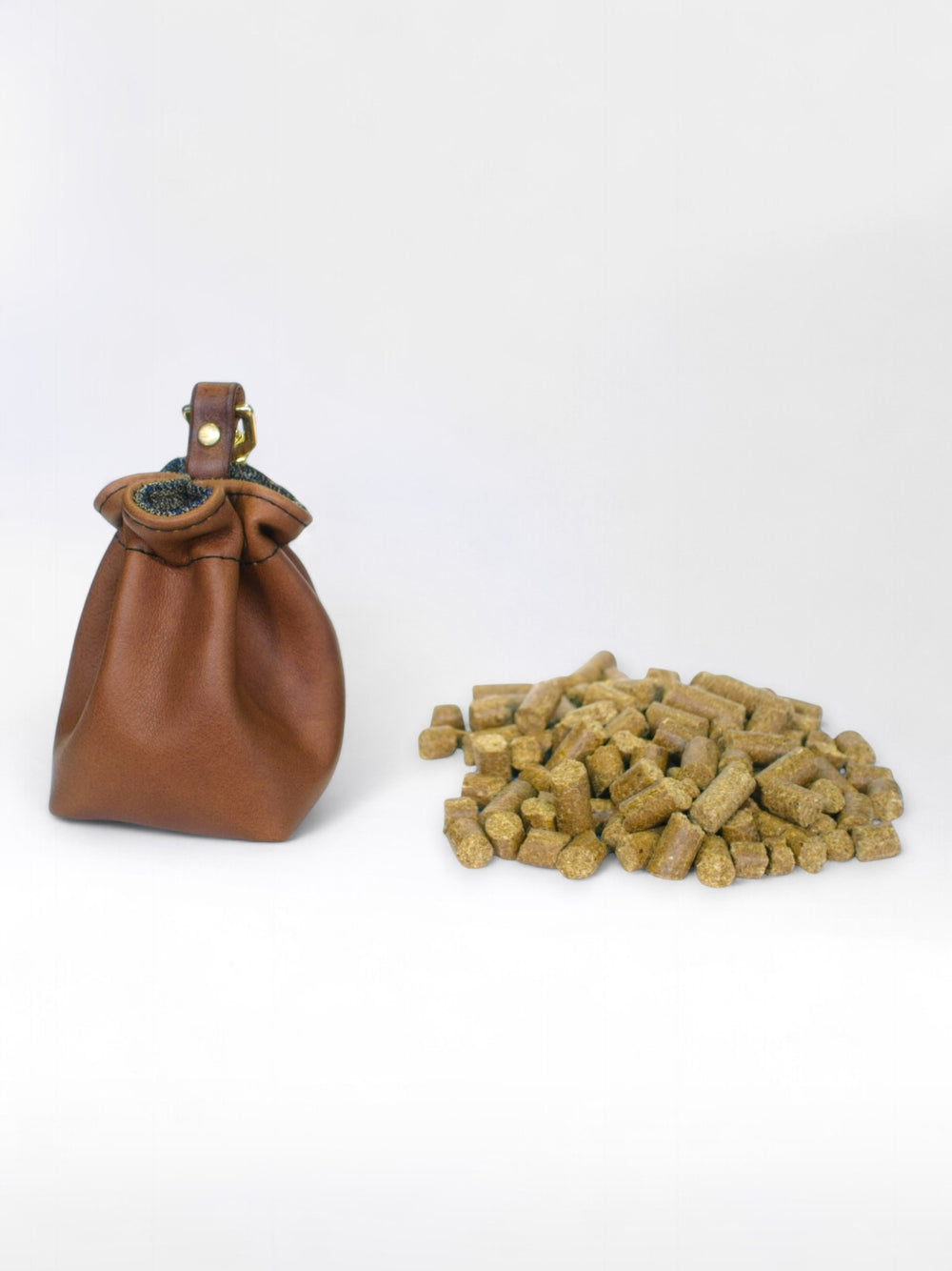 Handgefertigter Futterbeutel aus Echtleder