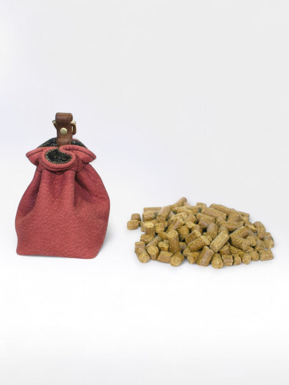 Handgefertigter Futterbeutel aus Echtleder