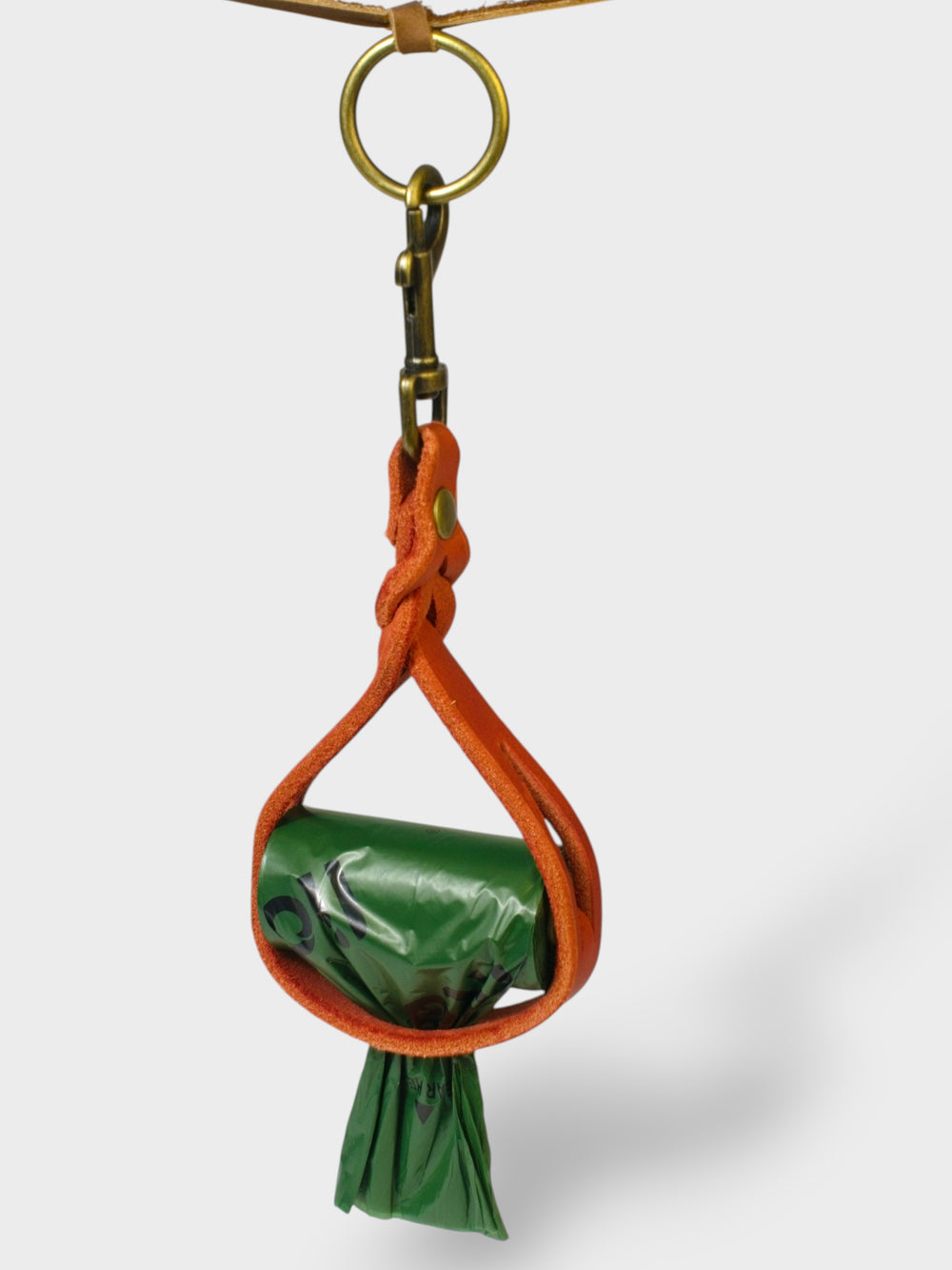 Kotbeutelhalter aus Fettleder