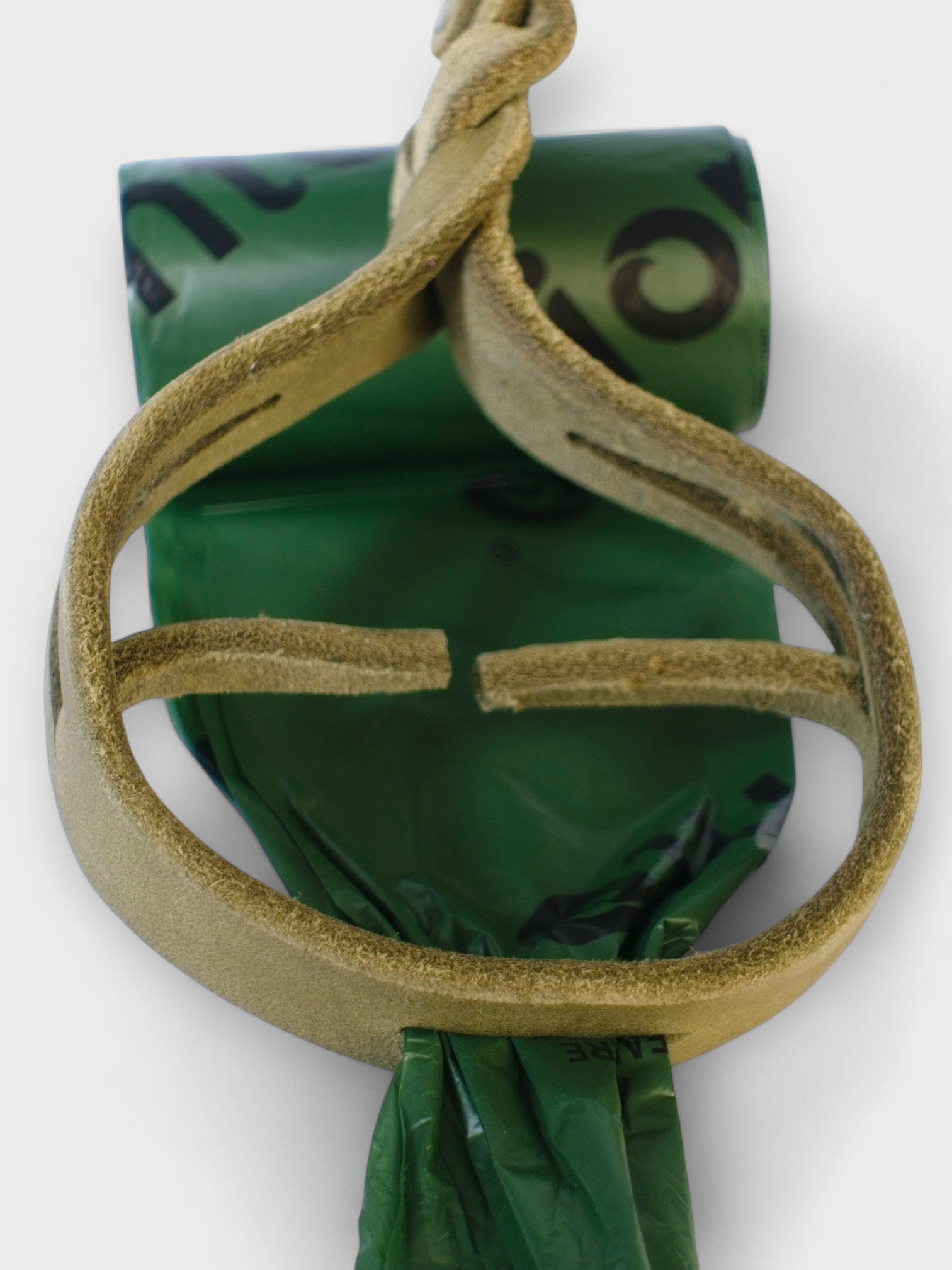 Kotbeutelhalter aus Fettleder